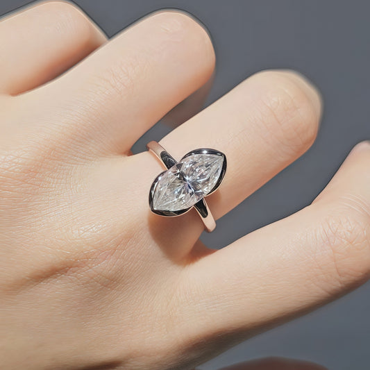 Anillo de Moissanita Marquesa de 3 Quilates con Semihalo