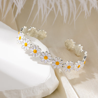 Pulsera Artística con Diseño de Flor Blanca y Efecto Goteo de Aceite
