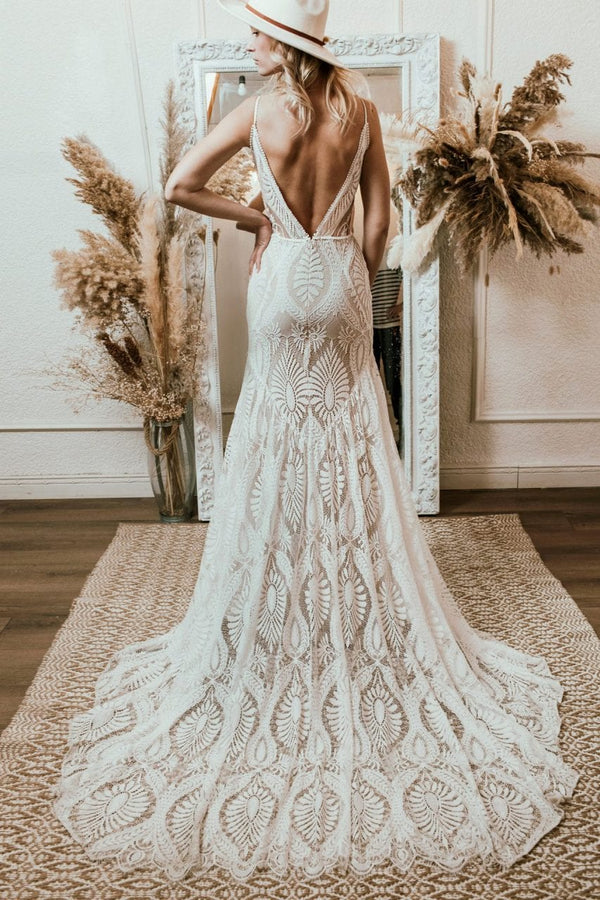 Vestido de Novia Bohemio con Escote V, Encaje y Tirantes Finos - Diseño Backless para Playa