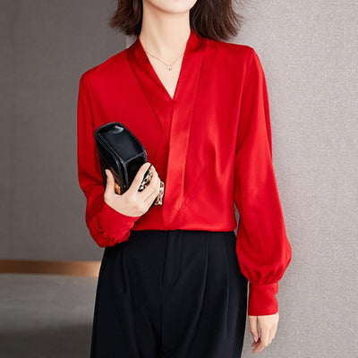 Blusa de Seda Rojo Satinado con Escote V y Detalles en Gasa - Image 4