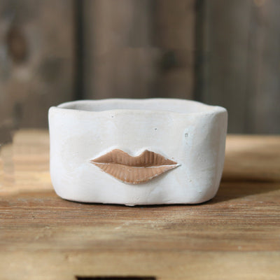 Maceta de Cemento Abstracta con Labios Grandes - Arte Decorativo Moderno - Image 5