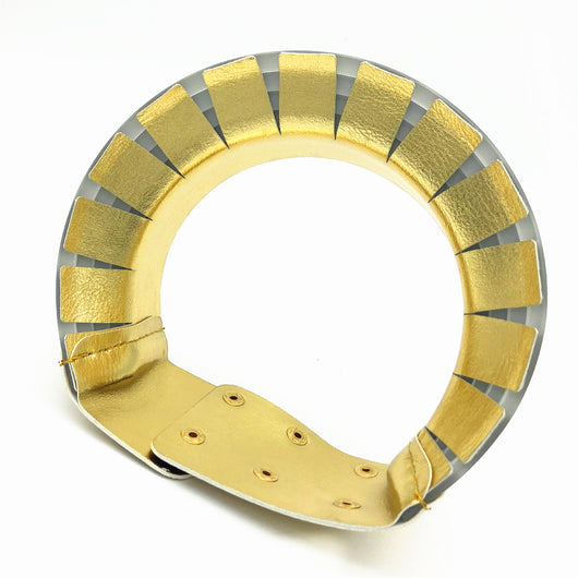Conjunto de Joyas Europeas: Collar, Anillo y Pulsera de Manos Entrelazadas - Image 14