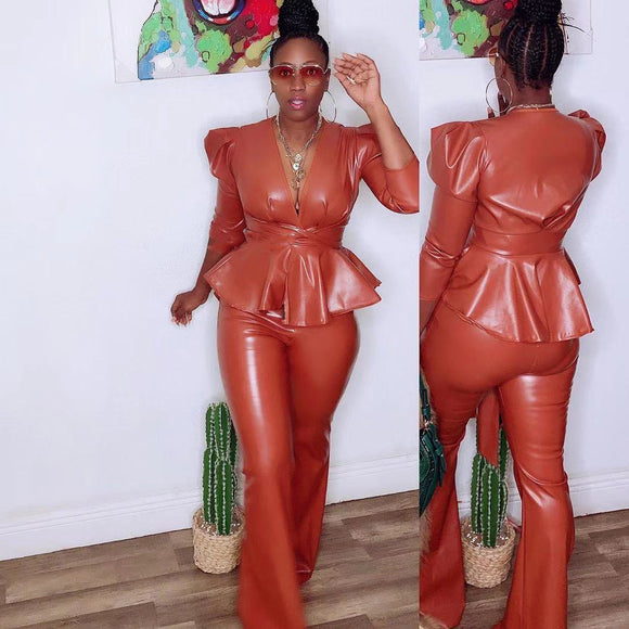 Conjunto Elegante con Top Drapeado y Pantalón Acampanado en Cuero Sintético