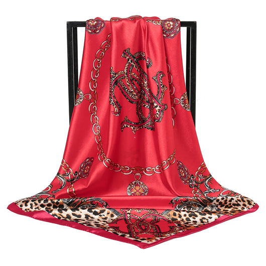 Pañuelo de Satén con Estampado de Leopardo y Cadena Decorativa - Image 9