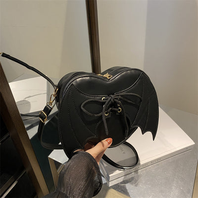Bolso Bandolera con Diseño de Alas de Murciélago y Corazón - Image 2