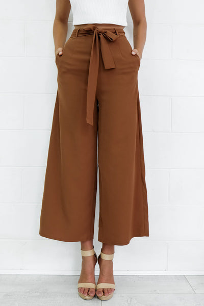 Pantalón Cropped Cintura Alta con Tirantes y Pierna Ancha - Image 9