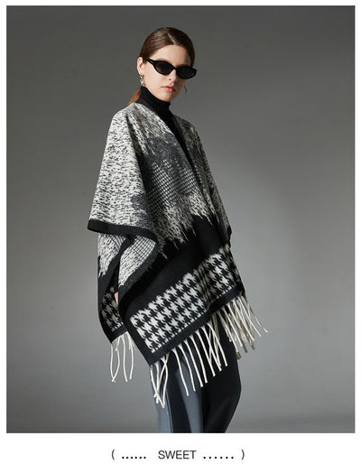 Capa Chal de Lana Cuadros Blanco y Negro con Borlas - Image 15