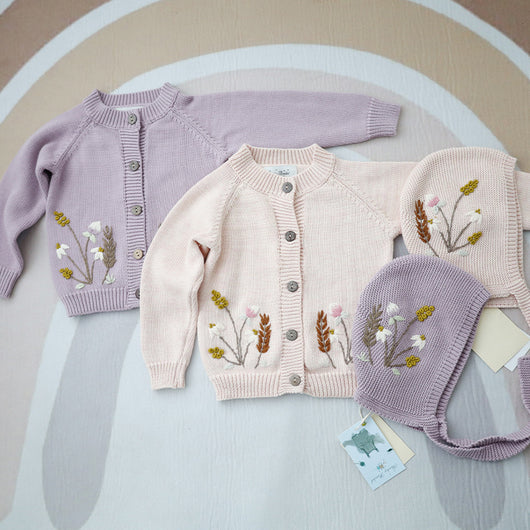 Conjunto de Cardigan Bordado a Mano para Niños con Gorro y Pantalón