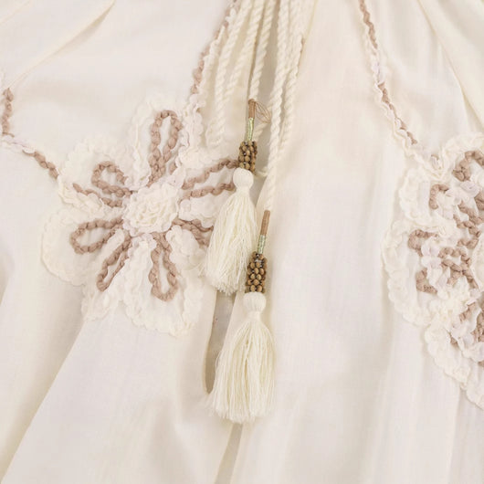 Blusa Elegante con Bordados Florales y Cuello en V - Image 3