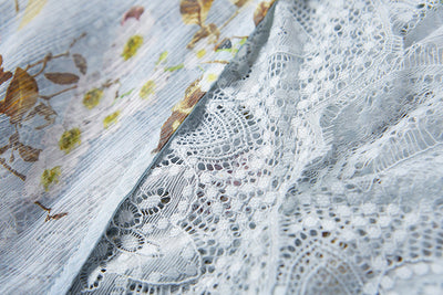 Vestido Elegante de Seda con Encaje y Escote en V - Image 15