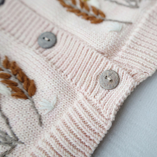 Conjunto de Cardigan Bordado a Mano para Niños con Gorro y Pantalón - Image 18