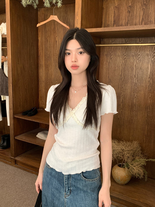 Blusa Crop Top Ajustada con Encaje y Cuello en V - Image 19