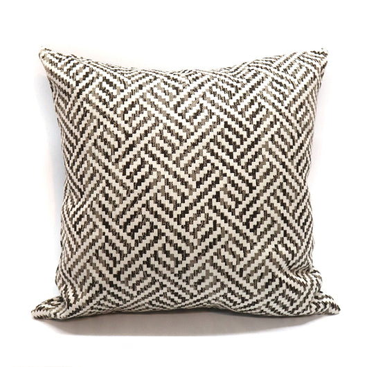 Almohada Naranja con Geometría Tridimensional Cuadrada - Image 11