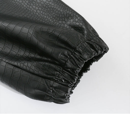 Overol de Cuero Negro con Textura Escamada para Mujer - Image 9