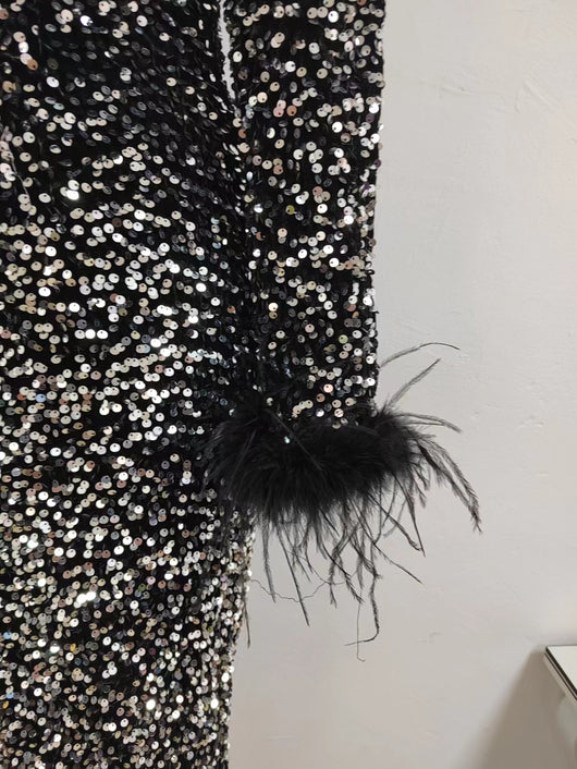 Vestido de Noche Corto con Lentejuelas y Plumas Manga Larga - Image 5