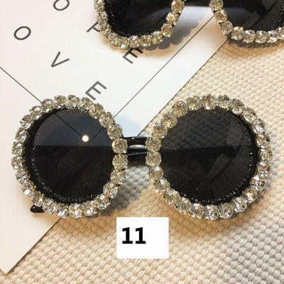 White round sunglasses with daisy flower embellishments on the frames and dark gradient lenses. - Image 4