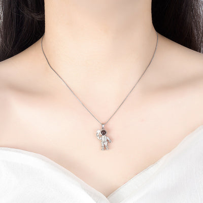 Collar Colgante de Piedra Proyectora Astronauta en Cien Idiomas - Image 8