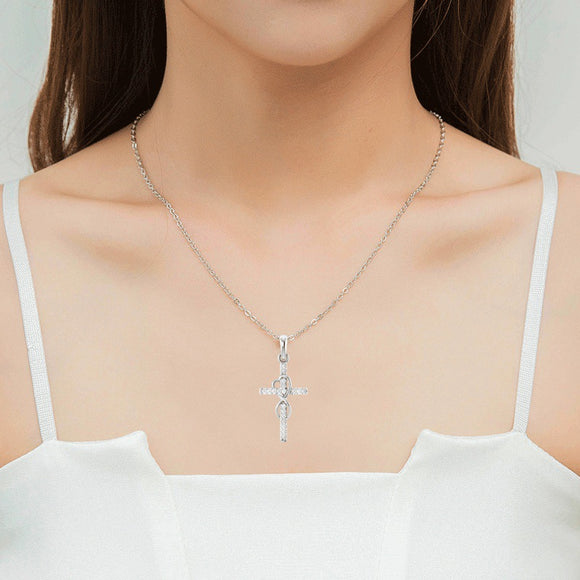 Collar con Colgante de Cruz Infinita y Acento de Diamante