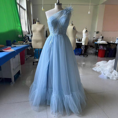 Vestido de Novia Azul Asimétrico con Detalles de Plumas - Image 4