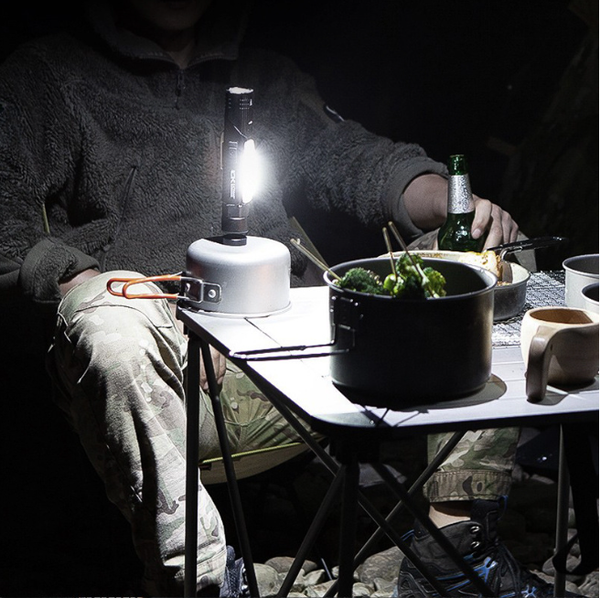 Linterna LED Angular Multifuncional con Diseño de Esquina