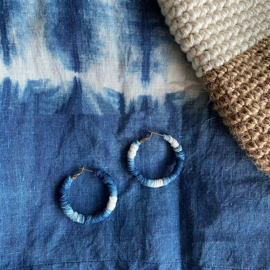 Aretes Circulares de Hilo Teñido con Índigo y Tintes Naturales - Image 5