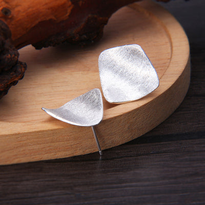 Aretes Cuadrados Frosted Cepillados con Tachuelas - Image 4
