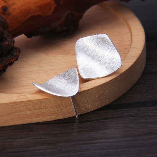 Aretes Cuadrados Frosted Cepillados con Tachuelas - Image 4