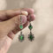 Aretes Colgantes de Jade Gris Antiguo con Bronce y Esmeralda