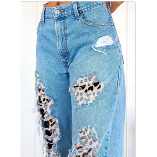 Jeans Ajustados con Estampado de Leopardo y Rotos Modernos - Image 4
