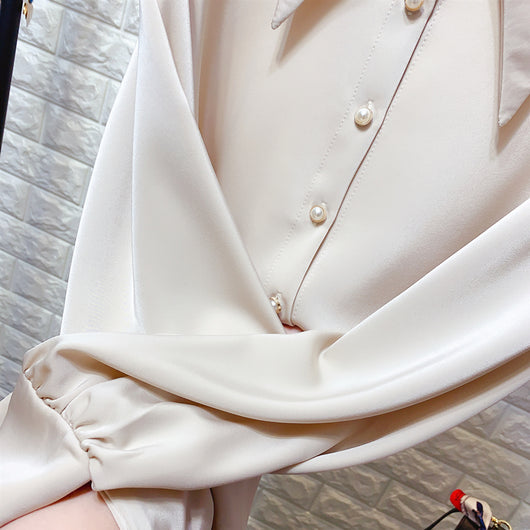 Blusa de Gasa con Botones de Perla y Cuello Puntiagudo - Image 2