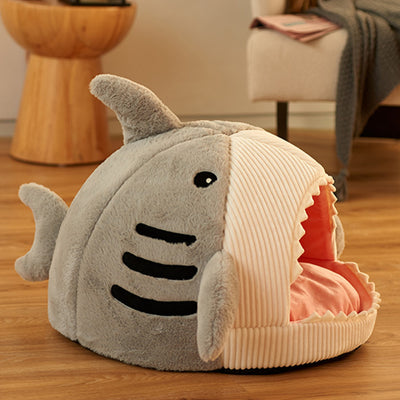 Casa Refugio Acogedora para Gatos con Diseño de Tiburón - Image 3