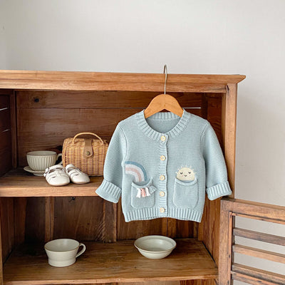 Cardigan Infantil de Algodón con Patrón Arcoíris Bordado y Bolsillos Dobles - Image 4