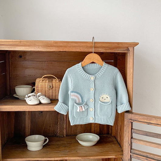 Cardigan Infantil de Algodón con Patrón Arcoíris Bordado y Bolsillos Dobles - Image 4