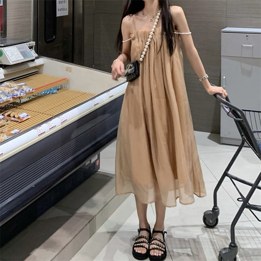 Vestido Plateado con Tirantes de Perlas y Filigrana Elegante