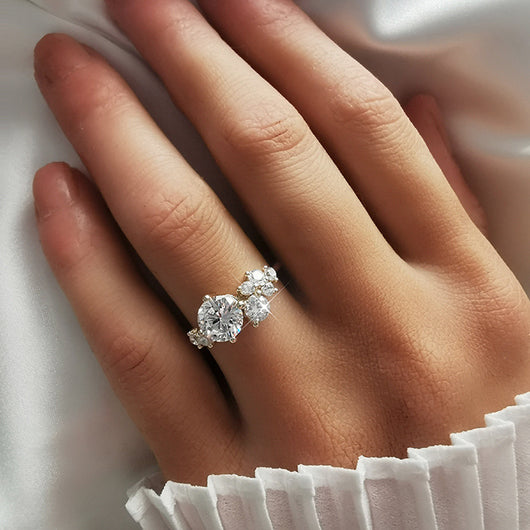 Anillo de Diamante Brillante con Zirconia de Plata para Mujer