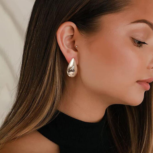 Aretes de Lujo Minimalista con Gota de Metal