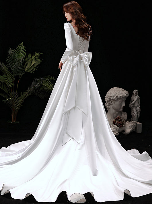 Vestido Minimalista Hepburn con Cola Elegante - Image 5