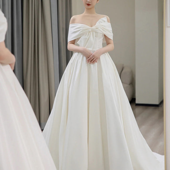 Vestido de Novia Satinado Elegante y Minimalista