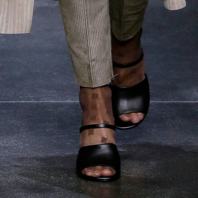 Sandalias de Tacón Alto en Cuero con Punta Abierta y Detalles Metálicos - Image 12