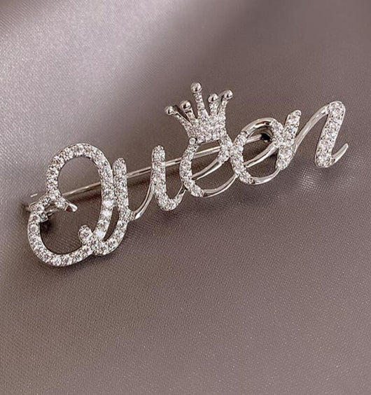 Broche Corona de Diamantes con Letras en Inglés - Image 2