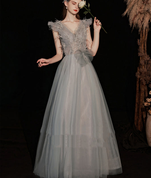 Vestido Largo Gris con Plumas para Mujer - Image 7