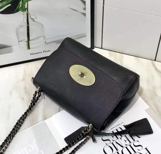 Bolso Bandolera de Cuero con Cadena - Diseño Versátil de Color Sólido - Image 7