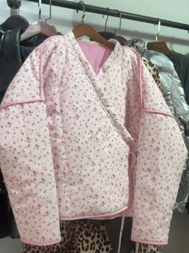 Abrigo Acolchado Floral Romántico con Cuello V y Mangas Acampanadas - Image 13