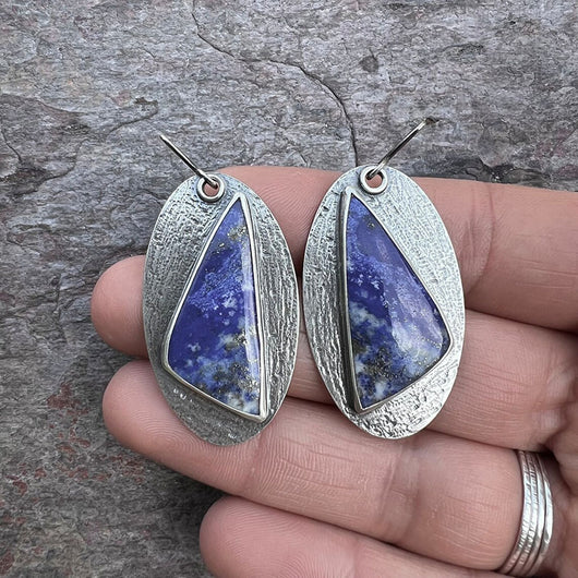 Aretes Triángulo Geométrico Azul Marino en Esmalte - Image 3