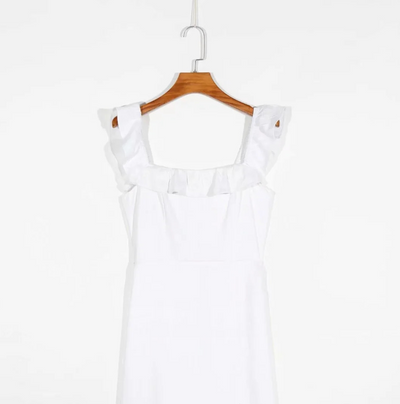 Vestido Blanco Ajustado con Cuello Volante