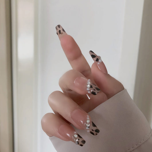 Manicura Estampado Leopardo con Perlas - Acabado Blanco Elegante