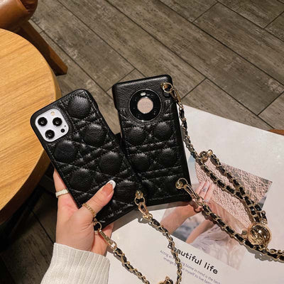 Funda para Teléfono de Cuero Dorado con Diseño Geométrico Romboidal - Image 3