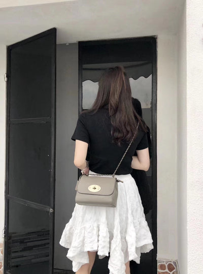 Bolso Bandolera de Cuero con Cadena - Diseño Versátil de Color Sólido - Image 10