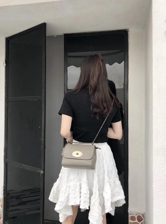 Bolso Bandolera de Cuero con Cadena - Diseño Versátil de Color Sólido - Image 10
