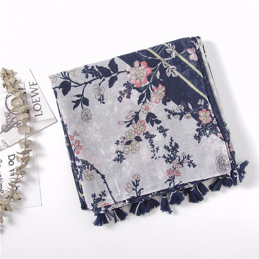 Pañuelo de Seda Artesanal con Estampado Floral Vintage y Flecos - Image 5